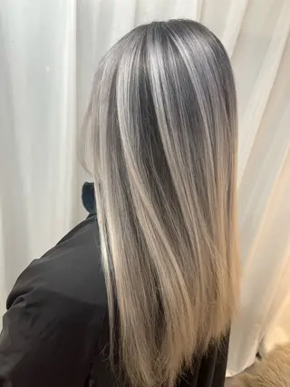 ロング アブアイ所属・🌈艶髪ハイトーン SENAのヘアスタイル