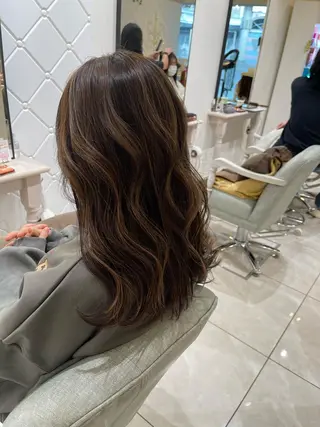 カラー 濱田輝レイヤー 韓国風 ハイトーンのヘアスタイル