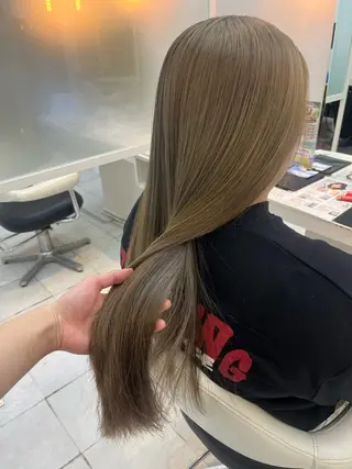 ロング ベージュカラー/ いぢちるみのヘアスタイル