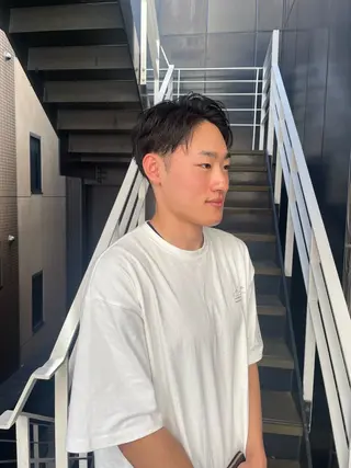 ショート カラー メンズ 青髪特化🩵ブリーチ ハッシュカットのヘアスタイル