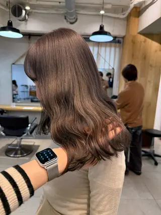 セミロング カラー ミルクティー× グレージュMOMOのヘアスタイル