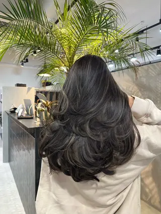 ロング 足立 采弥のヘアスタイル