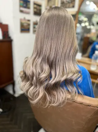 ロング カラー モモカ/ハイトーン /バレイヤージュのヘアスタイル