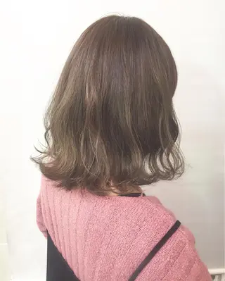 ミディアム 齋藤 咲のヘアスタイル