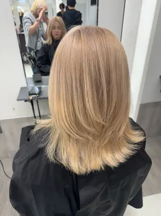 ミディアム カラー 赤みなしオリーブ ハイトーン×レイヤーのヘアスタイル