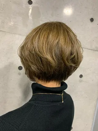 ショート カラー 小林 美央のヘアスタイル