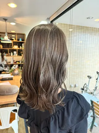 ロング カラー ツキダテ ユイのヘアスタイル