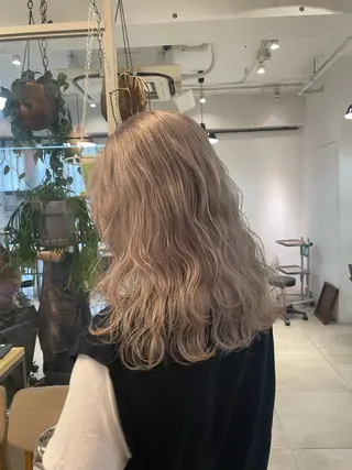 セミロング カラー ミルクティー× グレージュMOMOのヘアスタイル