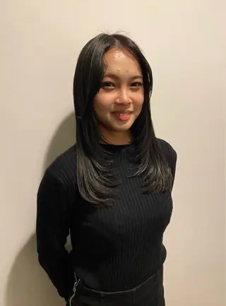 セミロング ササノ セナのヘアスタイル