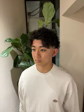 ショート パーマ メンズ RONND   Weg所属・海瑠万／メンズパーマ ／ブリーチ／フェードのヘアスタイル