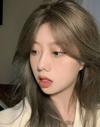 セミロング カラー サロウィン　神戸三宮店所属・三宮No.1ブリーチ 無しカラー/杉山太貴のヘアスタイル