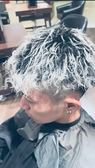 メンズ メンズパーマ&透明感 カラー特化谷村のヘアスタイル