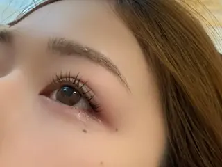 マツエク・マツパ femme 當田 莉央のヘアスタイル