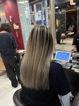 ロング ホワイト/店長/カラ ー講師/錦糸町/岩崎のヘアスタイル