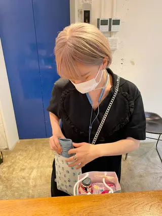 ショート カラー MIOベージュカラー 柔らかいカラーのヘアスタイル