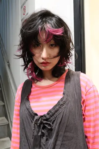 ミディアム LONESS   表参道所属・桃崎 晏地のヘアスタイル