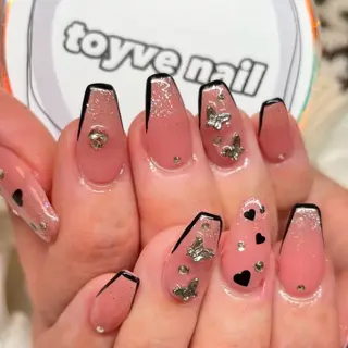 ネイル toyvenail 🖤enaのネイルデザイン