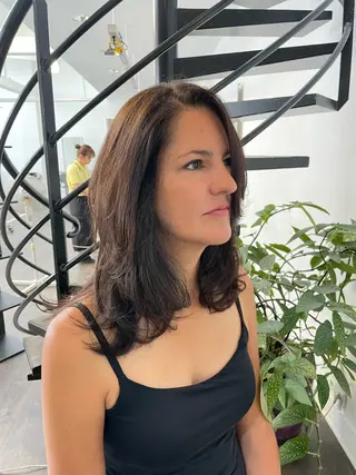 ミディアム 西川 朋恵のヘアスタイル