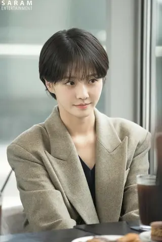 ショート 曲がる縮毛矯正 センターパートのヘアスタイル