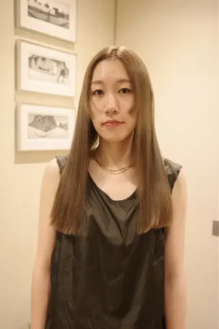 セミロング カラー アカツ ミナのヘアスタイル