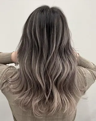 ロング ✨レイヤー/柔らかベ ージュ青山✨のヘアスタイル