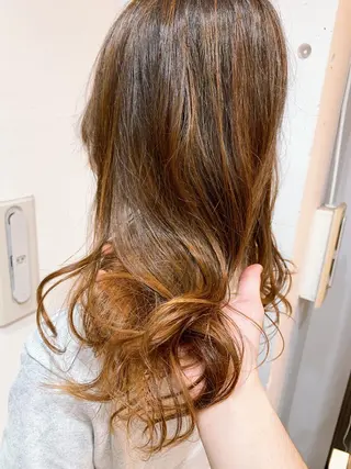 セミロング カラー パーマ 白髪ぼかしハイライト 柳川拓哉のヘアスタイル