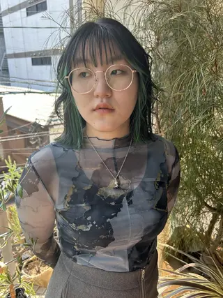 ミディアム qiie ワンカラー ダブルカラーのヘアスタイル