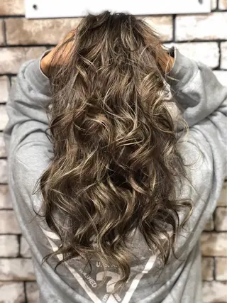 セミロング カラー 西口徒歩20秒　寒色 カラーミディアムヘアのヘアスタイル