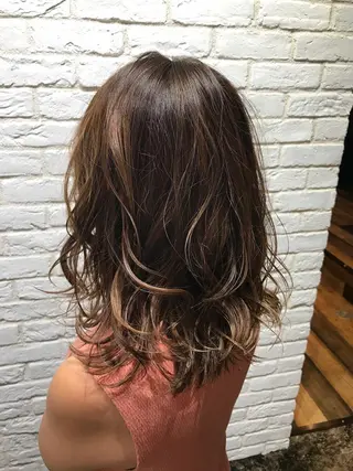 ミディアム カラー UMEDA FIGAROのヘアスタイル