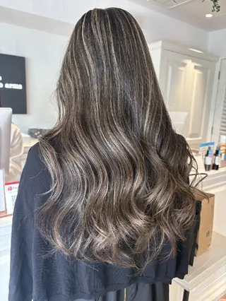 セミロング カラー WARREN・TRICOMI NEW YORK 表参道店所属・浅比 惇平のヘアスタイル