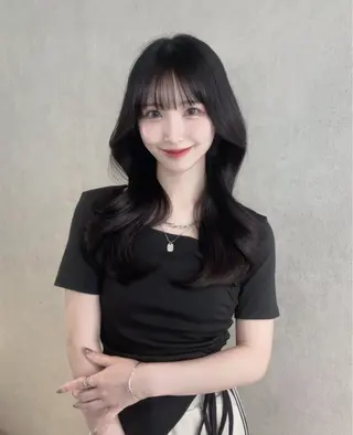 ロング Qin原宿店所属・葵 韓国オタク美容師 レイヤーカットのヘアスタイル