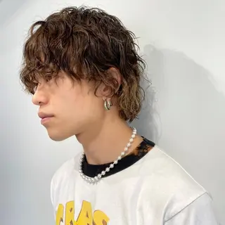 ミディアム パーマ メンズ 嶋佐 昌大 シマサマオのヘアスタイル