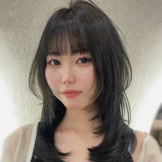 セミロング ハッシュカット🖤 レイヤー/透けカラーのヘアスタイル
