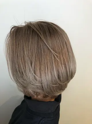ミディアム カラー ウルフカット／吉村 桃子のヘアスタイル
