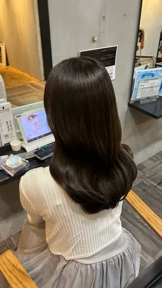 セミロング lafith hair Glanz 桂所属・かじももな｜縮毛矯正 ｜透明感カラーのヘアスタイル