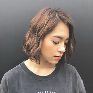 ショート カラー 荒木 依莉亜のヘアスタイル