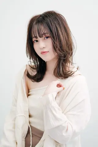 ミディアム ナカザワ マキのヘアスタイル