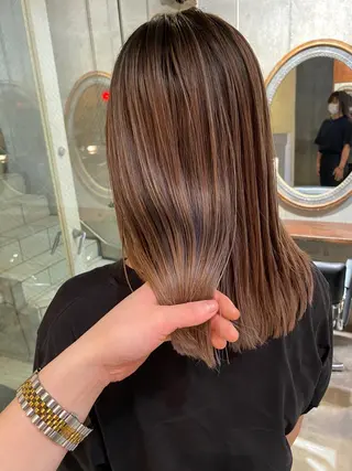 ミディアム コールネックスザサロン所属・白髪ぼかし×デザイン 🕊️🫧ホウジョウのヘアスタイル