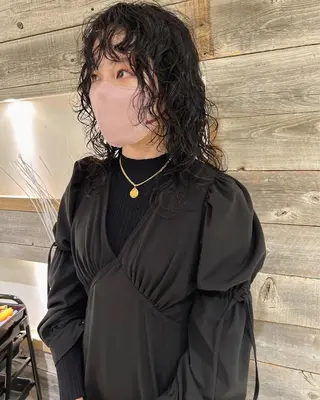 セミロング パーマ Loom.所属・村上雅人 ナチュラルモードのヘアスタイル