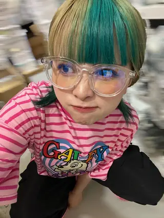 セミロング 梅田ハイトーン チダ ヒナノのヘアスタイル