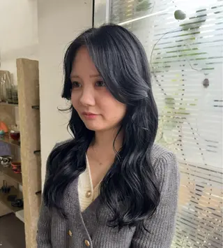 ロング カラー 響　インナーカラー イヤリングカラーのヘアスタイル