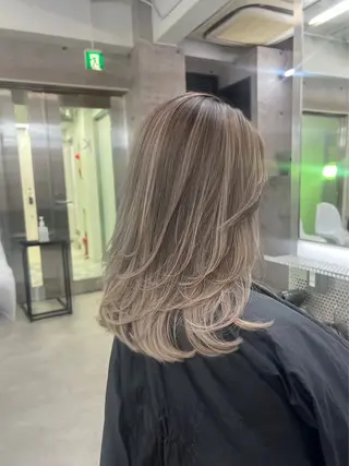 セミロング 🫧バレイヤージュ/ ハイトーン/ミズキのヘアスタイル