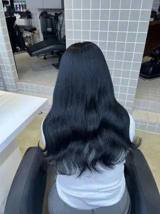 セミロング 寒色＆ブリーチ特化 寒色MiOのヘアスタイル