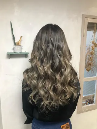 ロング カラー パーマ ヘアアレンジ 推し活専用 【派手髪】飯野ゆかりのヘアスタイル