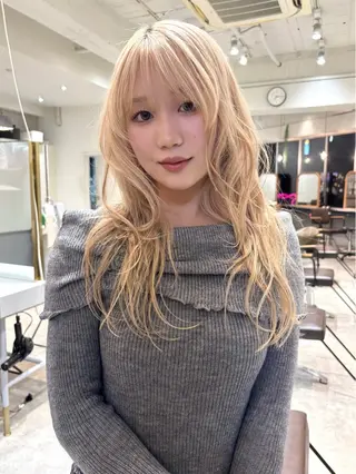 ロング ｍｏｍｏ/ ハイトーン/ベージュのヘアスタイル