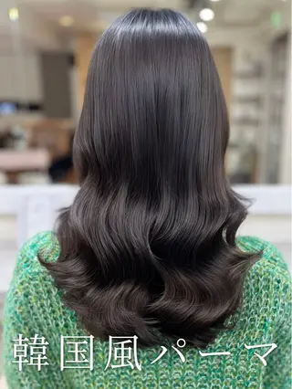 セミロング 波巻きウェーブ 韓国風パーマ 纐纈のヘアスタイル