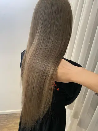 ロング カラー 梅田ハイトーン チダ ヒナノのヘアスタイル