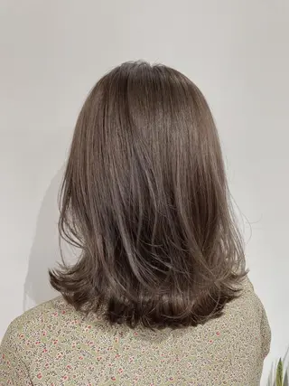 ミディアム カラー レイヤーカット 透明感カラーのヘアスタイル