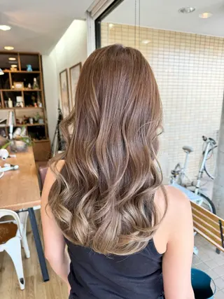 ロング カラー ツキダテ ユイのヘアスタイル