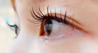 マツエク・マツパ シールエクステ/ ハイトーンカラーのヘアスタイル